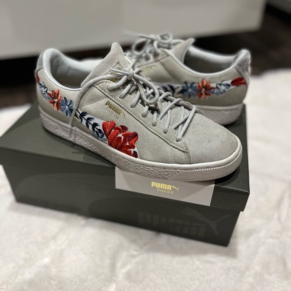 Puma sneakers with floral stitching in glacier grey. Size 7M. - Picture 1 of 2